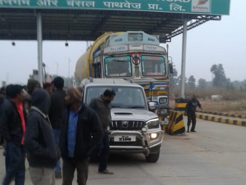 Madhya Pradesh : रीवा में टैंकर से टकराई यात्री बस, कई लोग घायल Madhya Pradesh : रीवा में टैंकर से टकराई यात्री बस, कई लोग घायल