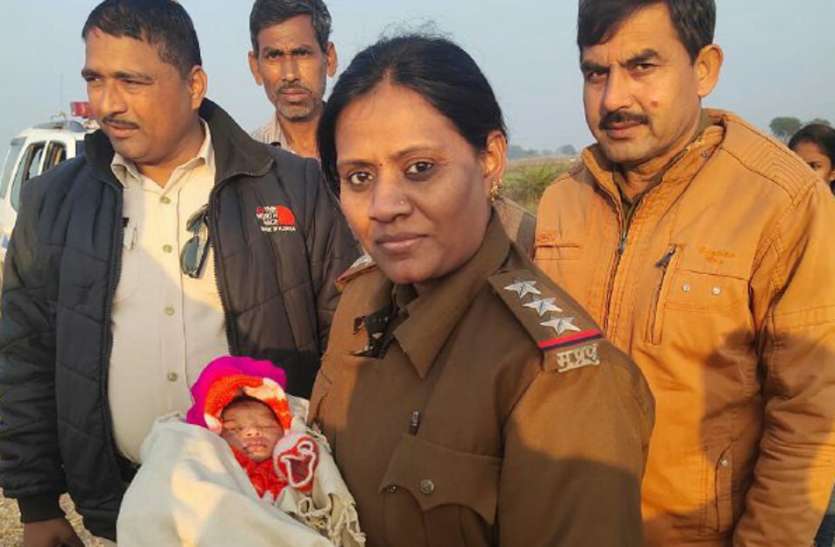 जाको राखे सांईया मार सके न कोय, कलेजे के टुकड़े को खेत में फेंक आयी निर्मोही मां, रीवा पुलिस ने दिया मानवता का परिचय ऐसे बचाई नवजात की जान जाको राखे सांईया मार सके न कोय, कलेजे के टुकड़े को खेत में फेंक आयी निर्मोही मां, रीवा पुलिस ने दिया मानवता का परिचय ऐसे बचाई नवजात की जान