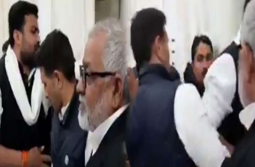 रीवा : अपने ही कार्यकर्ता से नाराज होकर उच्च शिक्षा मंत्री जीतू पटवारी ने आपा खोया, लातों से पीटा मारा घूसा मारकर कमरे से किया बाहर, वीडियो वायरल, MP में हड़कंप रीवा : अपने ही कार्यकर्ता से नाराज होकर उच्च शिक्षा मंत्री जीतू पटवारी ने आपा खोया, लातों से पीटा मारा घूसा मारकर कमरे से किया बाहर, वीडियो वायरल, MP में हड़कंप