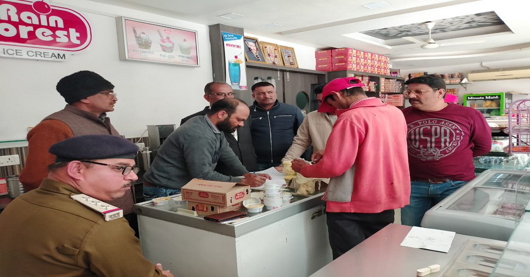 रीवा : आईजी के घर पहुंची फफूंदयुक्त आइसक्रीम तो खाद्य विभाग ने रेन फारेस्ट दुकान में मारा छापा