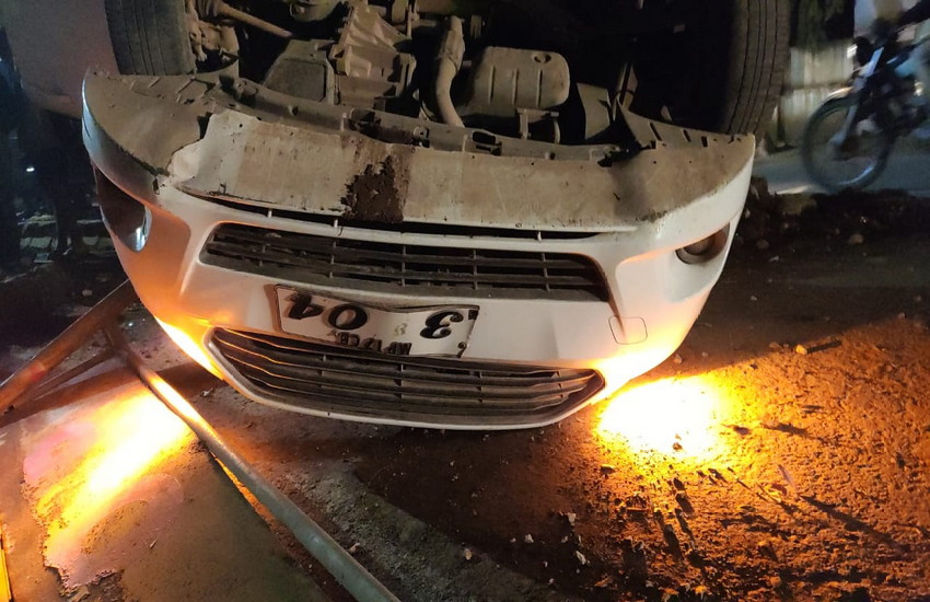 Big News : पुराने बस स्टैंड से आती तेज रफ्तार कार कमिश्नर बंगला के सामने डिवाईडर से टकराकर पलट गई, कार में बैठे 4 लोगो का ये हाल हुआ...। Rewa News