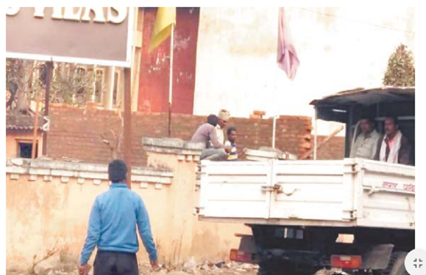 REWA : बिना अनुमति भवन की दीवार खड़ी करा रहे विधायक को नोटिस, काम रोका...