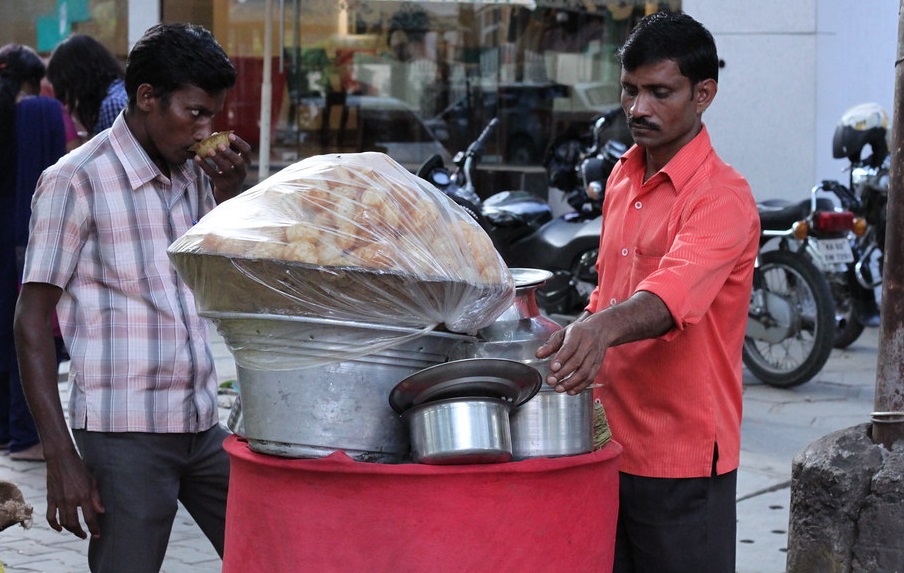 रीवा: अगर आप फुलकी खाने के हैं शौक़ीन तो हो जाएं सावधान! बैटरी के एसिड से बन रहा है जलजीरा