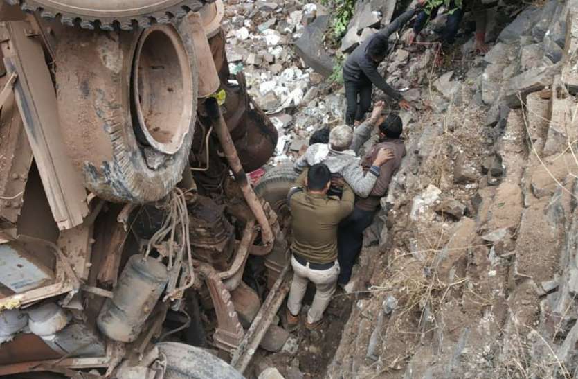 जाको रखे साईया मार सके न कोई खाई में गिरा ट्रक चार लोग ट्रक के अंदर फंस गए, रीवा पुलिस ने हीरो की तरह बचाई जान जाको रखे साईया मार सके न कोई खाई में गिरा ट्रक चार लोग ट्रक के अंदर फंस गए, रीवा पुलिस ने हीरो की तरह बचाई जान