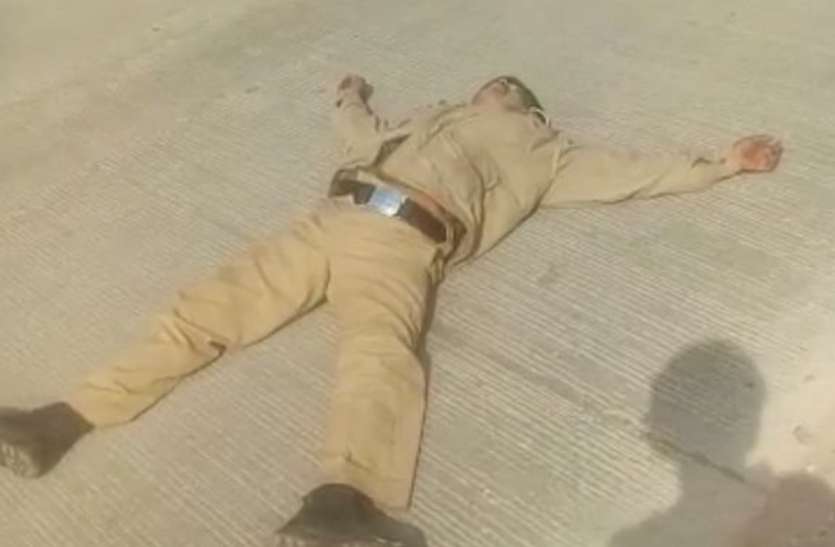 रीवा : यारो मुझे माफ करो मैं नशे में हूं कह कर सड़क में लेट गया पुलिसकर्मी फिर... रीवा : यारो मुझे माफ करो मैं नशे में हूं कह कर सड़क में लेट गया पुलिसकर्मी फिर...