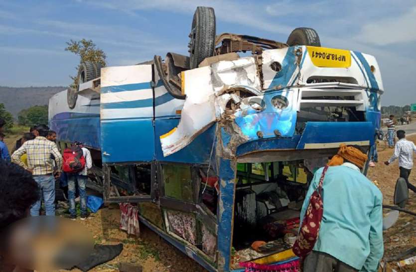 सतना : ट्रक को टक्कर मारने के बाद पलटी अनियंत्रित बस, एक की मौत, 14 घायल...