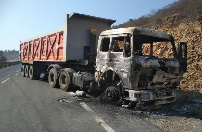 रीवा : चलते ट्रक में भड़की आग, ड्राइवर-खलासी कूदे, जानिए कैसे हुई घटना रीवा : चलते ट्रक में भड़की आग, ड्राइवर-खलासी कूदे, जानिए कैसे हुई घटना