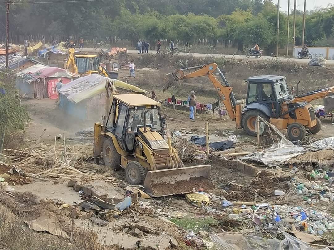 रीवा में एंटी माफिया अभियान की आड़ में गरीबों की झोपड़ियां ढहा रहा प्रशासन, सांसद ने खोल दिया मोर्चा रीवा में एंटी माफिया अभियान की आड़ में गरीबों की झोपड़ियां ढहा रहा प्रशासन, सांसद ने खोल दिया मोर्चा