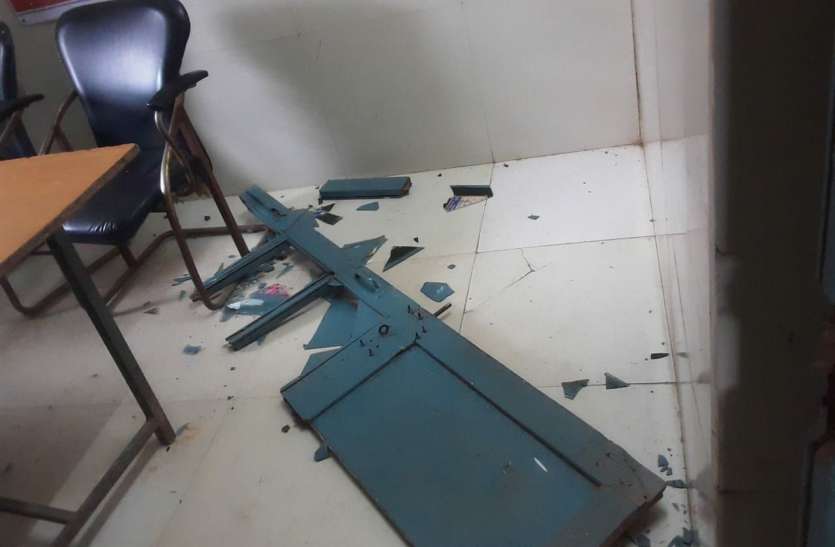 रीवा: अस्पताल में तोड़फोड़ करने के बाद चिकित्सक को पीटा