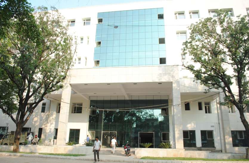 रीवा : सुपर स्पेशलिटी अस्पताल में मरीजों के आपरेशन की सुविधा नहीं, बाहर जा रहे मरीज।।।