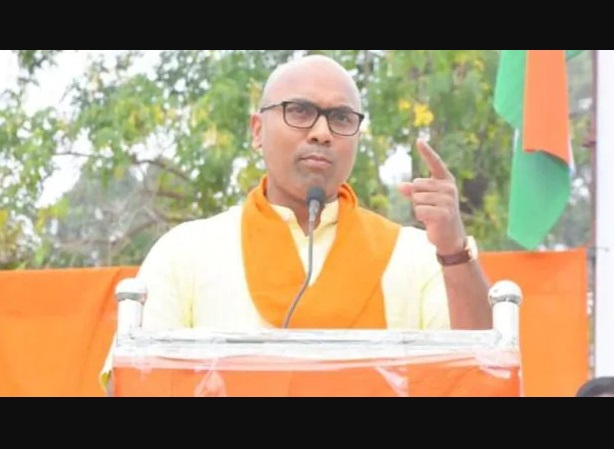 BJP सांसद की ओवैसी को धमकी- क्रेन से उलटा लटकाकर काटूंगा तुम्हारी दाढ़ी