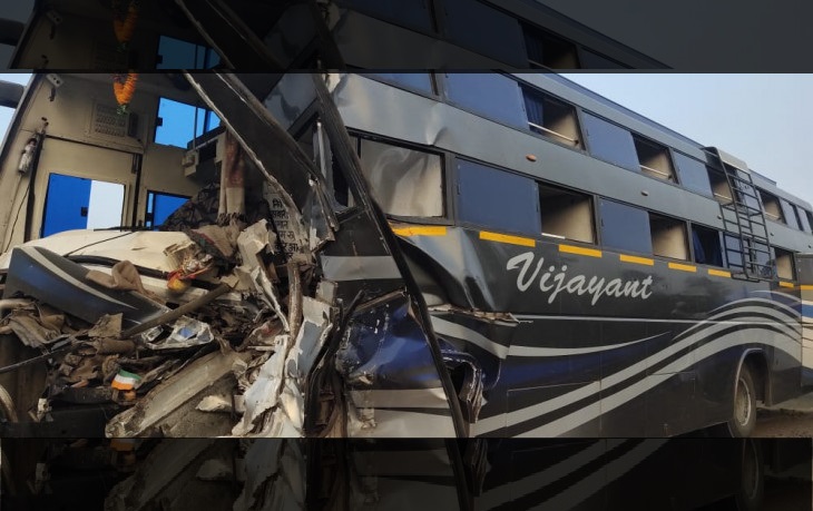 रीवा से नागपुर जा रही तेज रफ़्तार बस खड़े ट्रक में जा घुसी, चालक की मौत, दो दर्जन से अधिक घायल रीवा से नागपुर जा रही तेज रफ़्तार बस खड़े ट्रक में जा घुसी, चालक की मौत, दो दर्जन से अधिक घायल