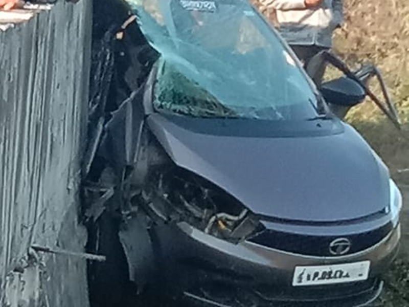 पुल से टकराई कार, 3 लोगों की मौत पुल से टकराई कार, 3 लोगों की मौत