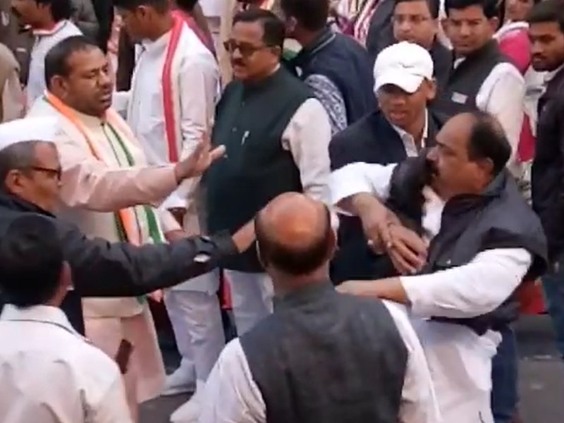 CM Kamal Nath के कांग्रेस कार्यालय आने से पहले कांग्रेसी नेताओं के बीच हुई हाथापाई