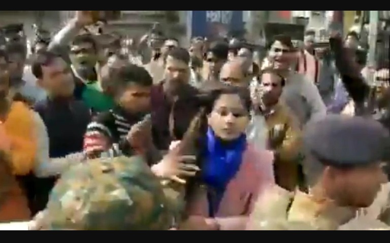 MP: राजगढ़ में CAA समर्थनकारियों के हाँथ से डिप्टी कलेक्टर ने तिरंगा छीन जमीन में फेंका, फिर पीटा...