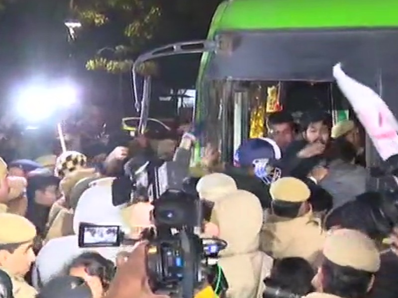 Delhi Police ने JNU के प्रदर्शनकारी छात्रों को हिरासत में लिया