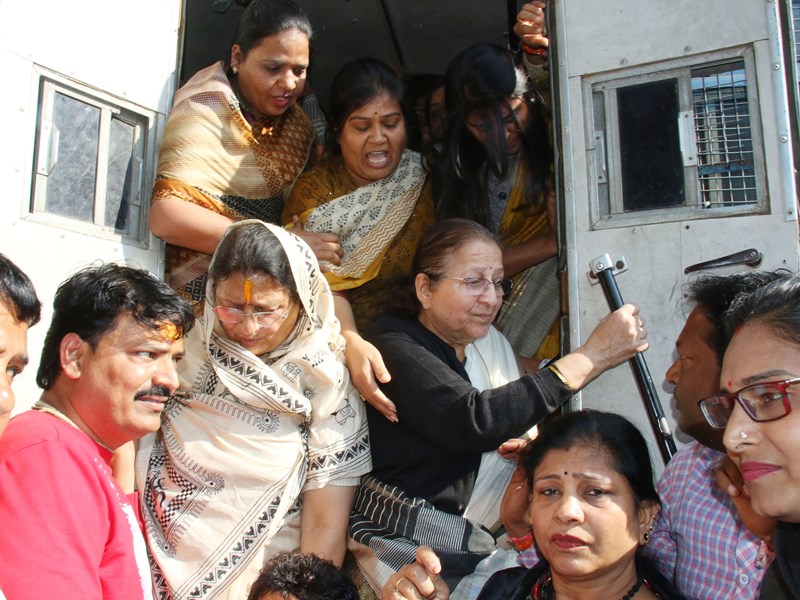 इंदौर में पूर्व लोकसभा स्पीकर सुमित्रा महाजन, महापौर और सांसद सहित 353 गिरफ्तार