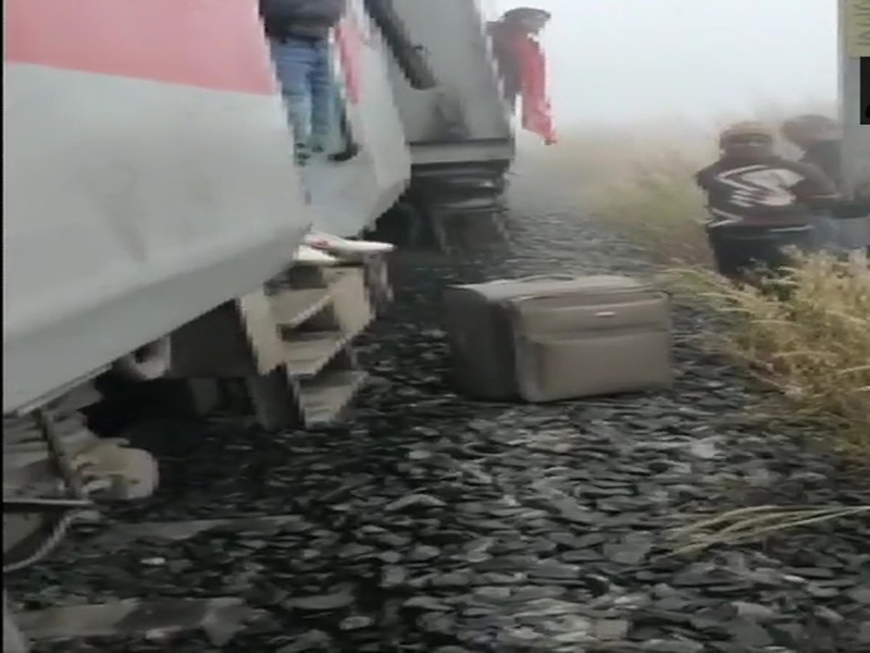 Lokmanya Tilak Express मालगाड़ी से टकराई, 8 डिब्बे पटरी से उतरे, दो दर्जन से अधिक यात्रियों के घायल होने की खबर Lokmanya Tilak Express मालगाड़ी से टकराई, 8 डिब्बे पटरी से उतरे, दो दर्जन से अधिक यात्रियों के घायल होने की खबर