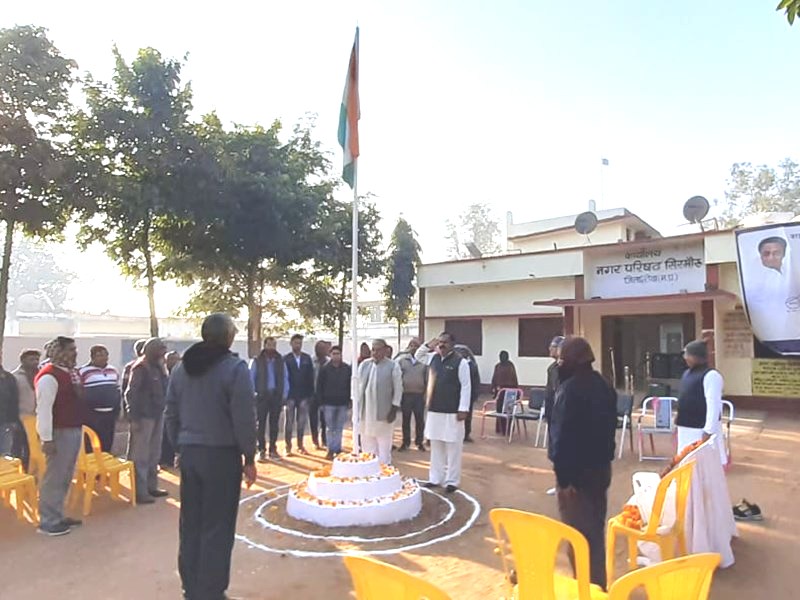 रीवा: यहाँ सीएमओ को करना था ध्वजारोहण, पर कांग्रेसी नेताओं ने जबरन फहरा दिया ध्वज और भाषण भी दिया