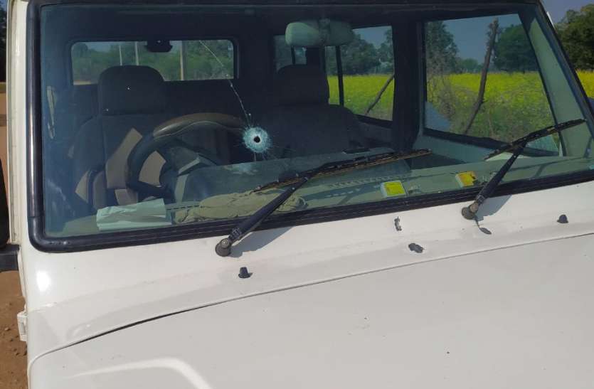 रीवा: बदमाशों ने जीप में की अंधाधुंध फायरिंग, पढ़ें पूरी खबर...