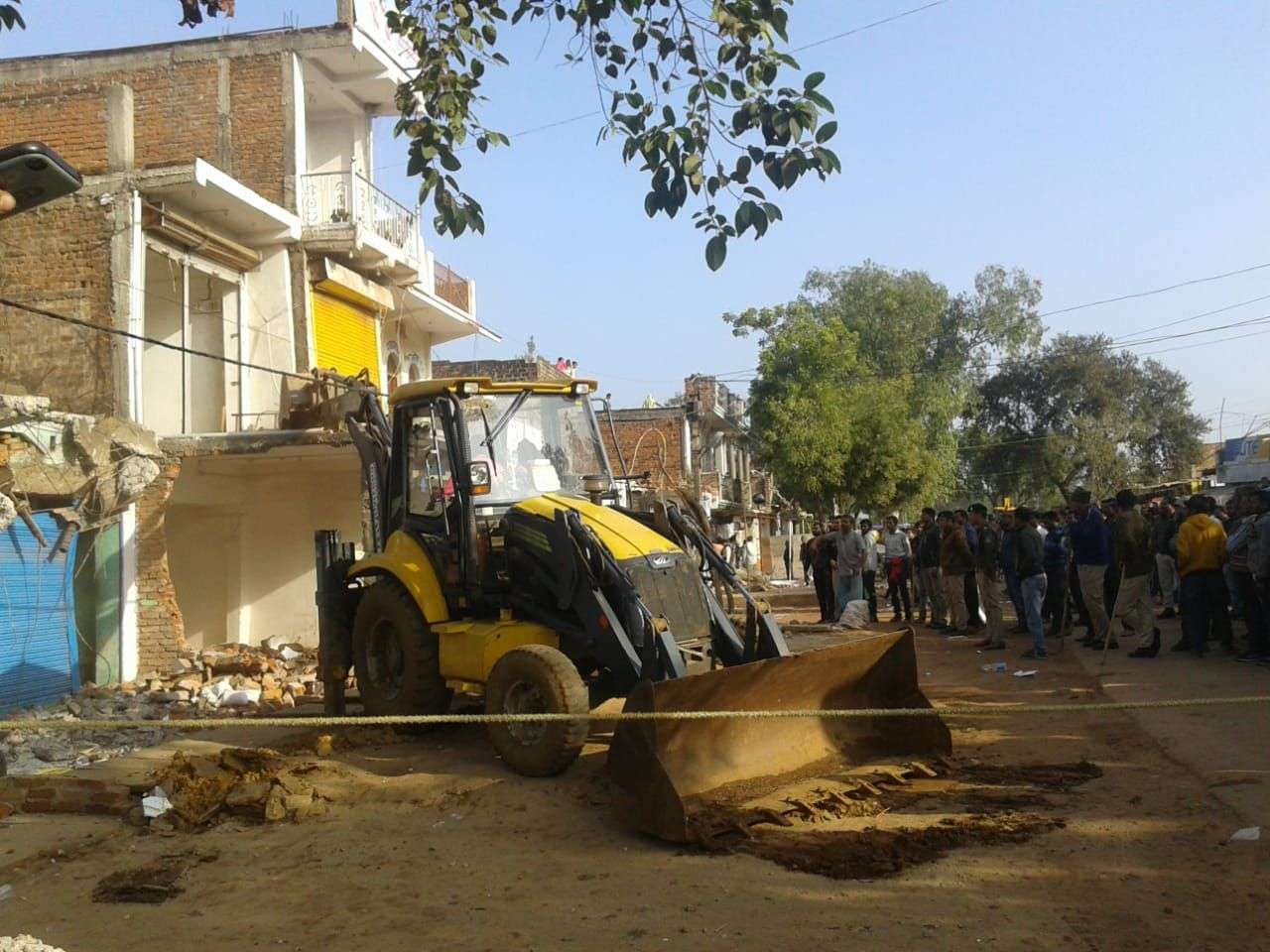 REWA NEWS | एंटी माफिया अभियान: BJP MLA के दबाव में बैकफुट पर प्रशासन, अफसरों ने 19 तीन मंजिला भवन की हिला दी नींव, मशीन पर फेंके पत्थर