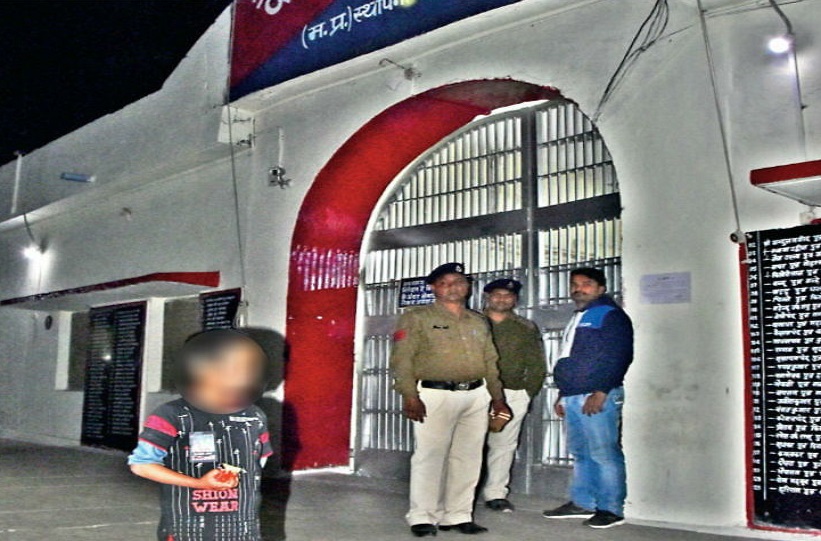 जेल में बंद माँ से मिलने के लिए रो रहा था 4 साल का बच्चा, जज ने रात में कोर्ट खुलवाकर दोनों को मिलाया जेल में बंद माँ से मिलने के लिए रो रहा था 4 साल का बच्चा, जज ने रात में कोर्ट खुलवाकर दोनों को मिलाया