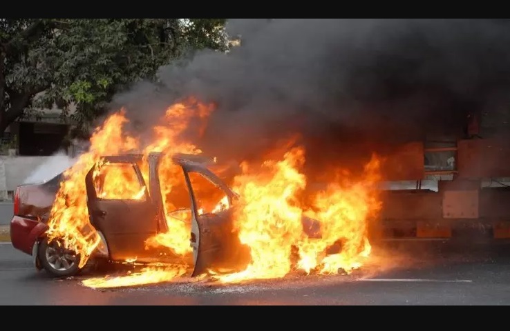 भोपाल में बदमाशों ने 12 वाहनों में लगाई आग, लोगों ने किया चक्काजाम