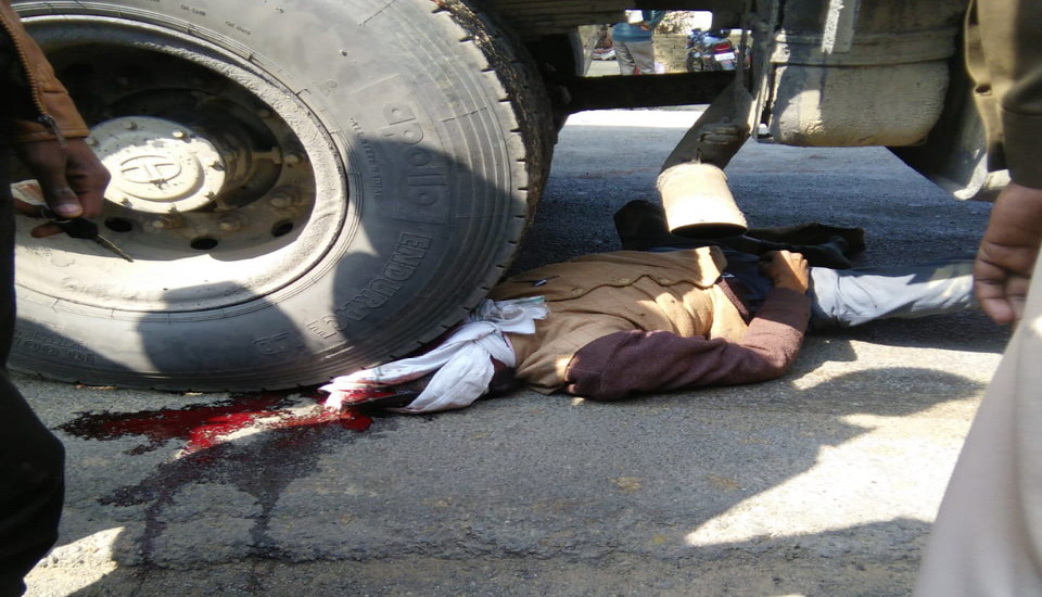 Aps कर्मचारी की ट्रक के नीचे आकर दर्दनाक मौत, Rewa में फैला मातम... Aps कर्मचारी की ट्रक के नीचे आकर दर्दनाक मौत, Rewa में फैला मातम...