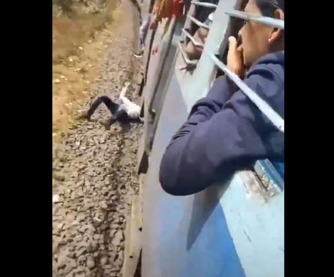 Train Stunt Video: चलती ट्रेन पर स्टंट करना पड़ गया भारी, दे गया जिंदगी भर की सीख Train Stunt Video: चलती ट्रेन पर स्टंट करना पड़ गया भारी, दे गया जिंदगी भर की सीख