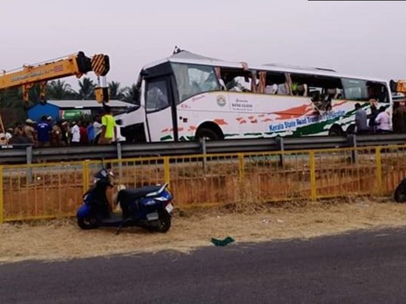 बस और कंटेनर की भीषण टक्कर में 19 लोगों की मौत, कईं घायल बस और कंटेनर की भीषण टक्कर में 19 लोगों की मौत, कईं घायल