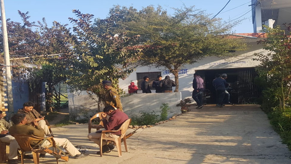 सिचाई विभाग के लेखा अधिकारी के यहाँ सुबह 5:00 बजे लोकयुक्त पुलिस का छापा, पुलिस को मिली चौका देने वाली चीज़े : REWA NEWS सिचाई विभाग के लेखा अधिकारी के यहाँ सुबह 5:00 बजे लोकयुक्त पुलिस का छापा, पुलिस को मिली चौका देने वाली चीज़े : REWA NEWS