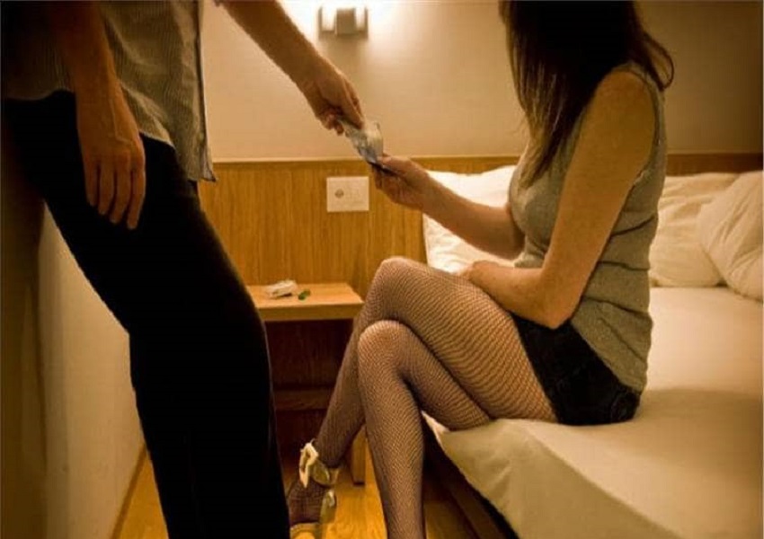 Adult Film देख रहा था Engineer पति, वीडियो में Doctor पत्नी को देख उड़ गए होश