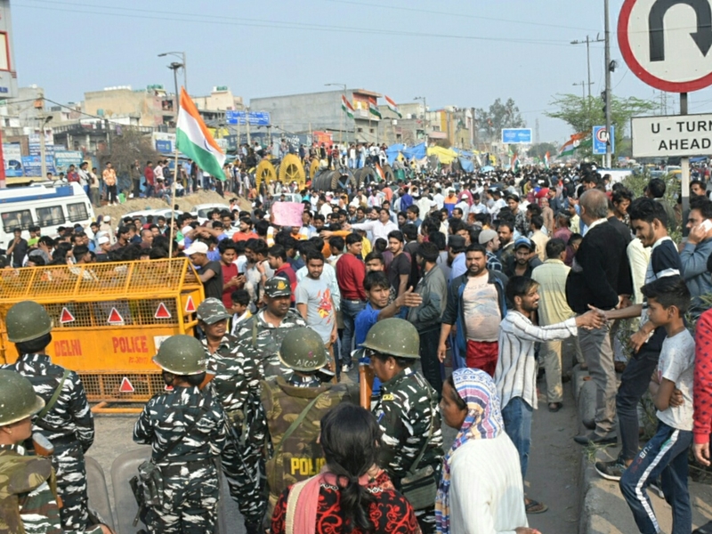 दिल्ली में CAA समर्थकों पर हमला, भारी हिंसा, तोड़फोड़, गोलीबारी, स्थिति तनावपूर्ण दिल्ली में CAA समर्थकों पर हमला, भारी हिंसा, तोड़फोड़, गोलीबारी, स्थिति तनावपूर्ण