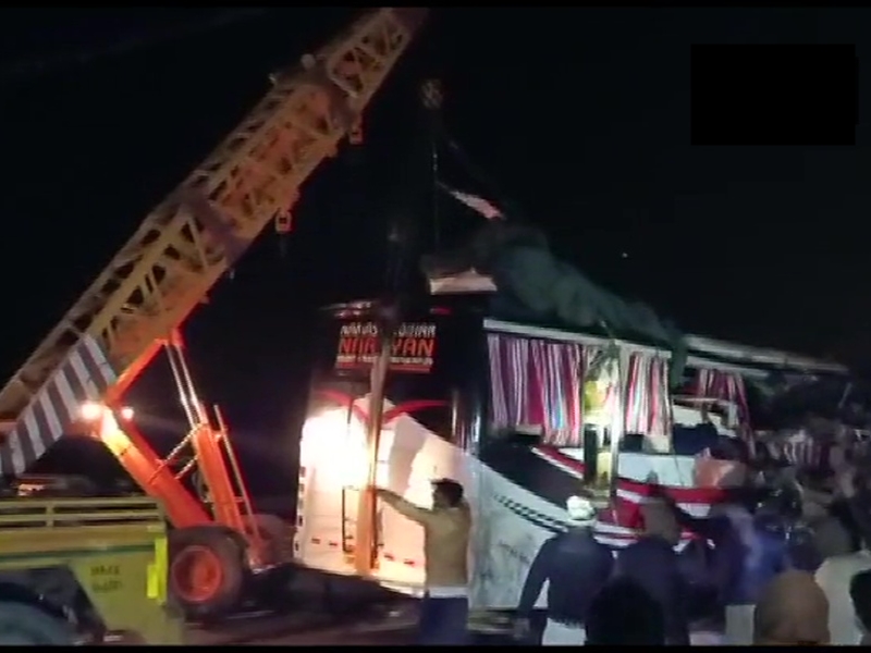 सड़क किनारे खड़े पंक्चर ट्राले से टकराई डबल डेकर लग्जरी बस, 14 की मौत सड़क किनारे खड़े पंक्चर ट्राले से टकराई डबल डेकर लग्जरी बस, 14 की मौत