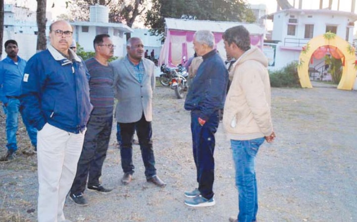 रीवा: शाम को आनी थी बेटी की बरात, अवैध बारातघर सीज करने पहुंच गया निगम अमला, जानिए फिर क्या हुआ...