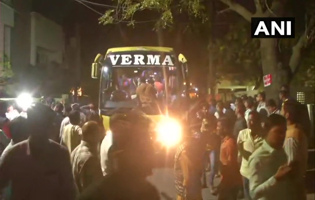 अब भाजपा के विधायकों को भोपाल से किया जा रहा शिफ्ट, तेज़ी से बदल रहा MP का समीकरण अब भाजपा के विधायकों को भोपाल से किया जा रहा शिफ्ट, तेज़ी से बदल रहा MP का समीकरण