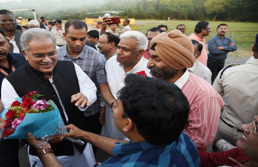 रायपुर : मुख्यमंत्री बघेल का बिलासपुर पहुँचने पर हेलीपेड पर आत्मीय स्वागत