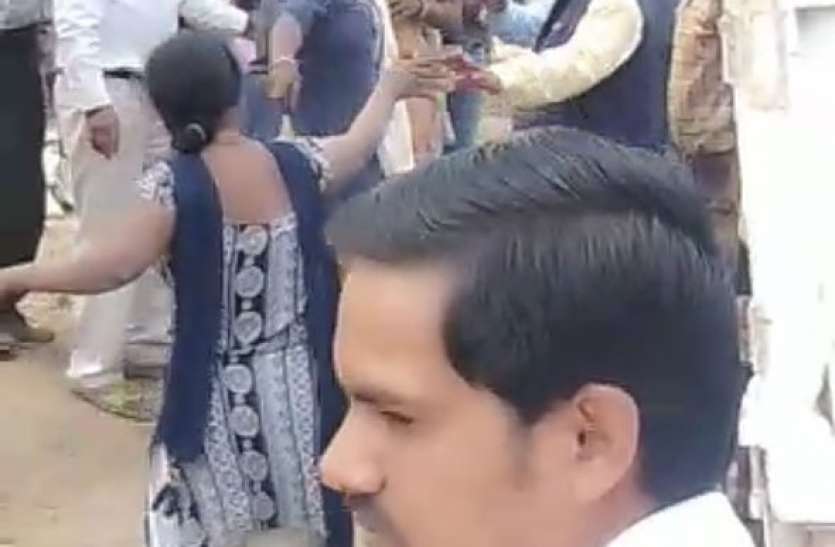 महिलाओं ने नगर निगम कर्मचारी की पकड़ी कालर, मच गया हंगामा : REWA NEWS महिलाओं ने नगर निगम कर्मचारी की पकड़ी कालर, मच गया हंगामा : REWA NEWS
