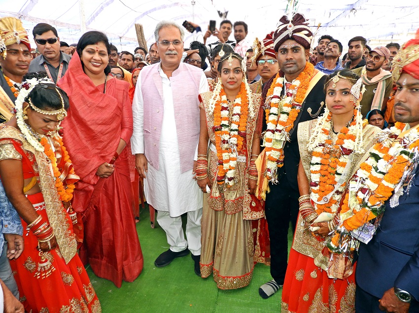 रायपुर : मुख्यमंत्री ने नवविवाहित 57 जोड़ों को दिया आशीर्वाद