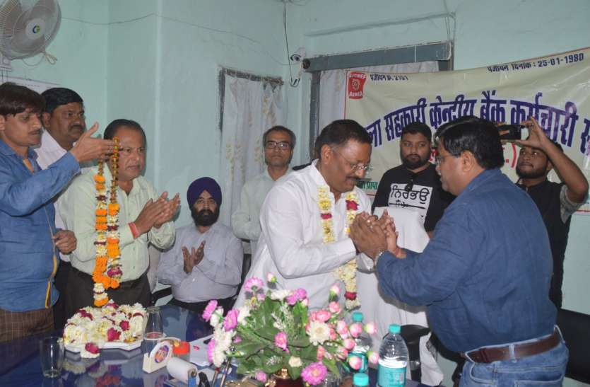 वहां कमलनाथ CM पद से दे रहे थे इस्तीफ़ा और REWA में कांग्रेस नेता ने संभाला चेयरमैन का कार्यभार