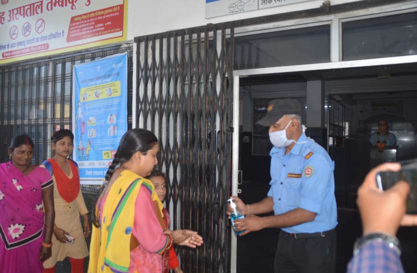 REWA में डॉक्टरों को भी कोरोना का भय.... ओपीडी, वार्ड में चिकित्सक, मरीज-तीमारदारों के चेहरे पर चढ़ा मास्क REWA में डॉक्टरों को भी कोरोना का भय.... ओपीडी, वार्ड में चिकित्सक, मरीज-तीमारदारों के चेहरे पर चढ़ा मास्क