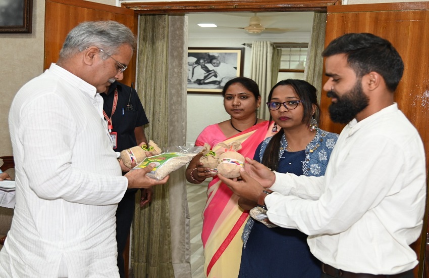 रायपुर : समूह की महिलाओं की अभिनव पहल : मंदिरों में चढ़े और मुख्यमंत्री निवास से मिले फूलों से बनाया हर्बल गुलाल : मुख्यमंत्री ने महिला समूहों के पहल की सराहना की