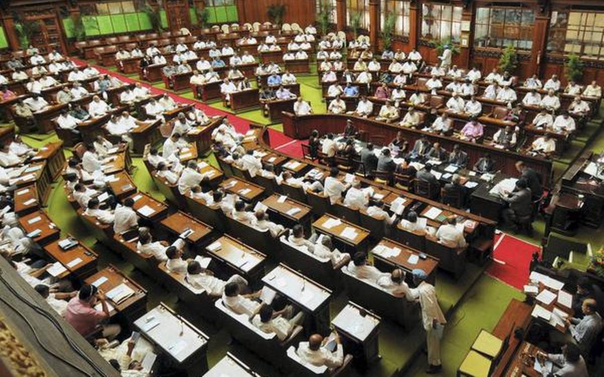 कर्नाटक विधानसभा में अविश्वास प्रस्ताव से पहले ही डिप्टी स्पीकर का इस्तीफ़ा कर्नाटक विधानसभा में अविश्वास प्रस्ताव से पहले ही डिप्टी स्पीकर का इस्तीफ़ा