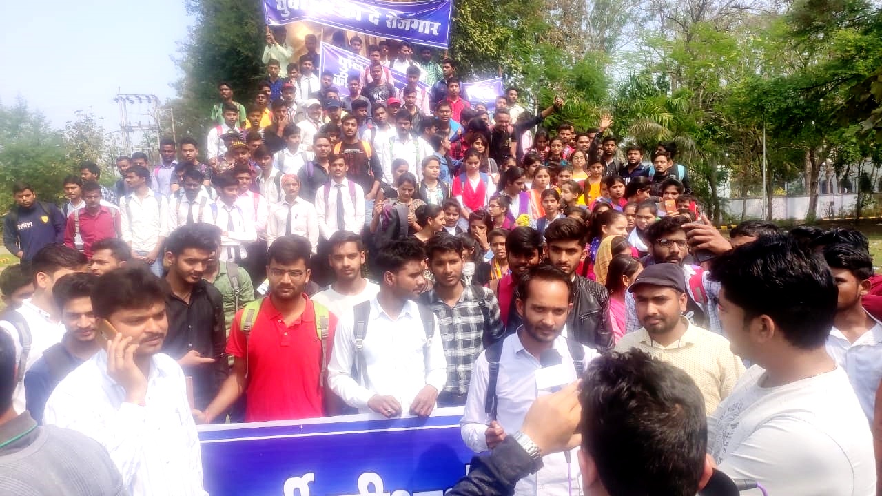 प्रदेश में बंद भर्ती प्रक्रिया को शुरू करने रीवा के बेरोजगार युवाओं ने सरकार को घेरा, कमिश्नर को सौंपा ज्ञापन प्रदेश में बंद भर्ती प्रक्रिया को शुरू करने रीवा के बेरोजगार युवाओं ने सरकार को घेरा, कमिश्नर को सौंपा ज्ञापन