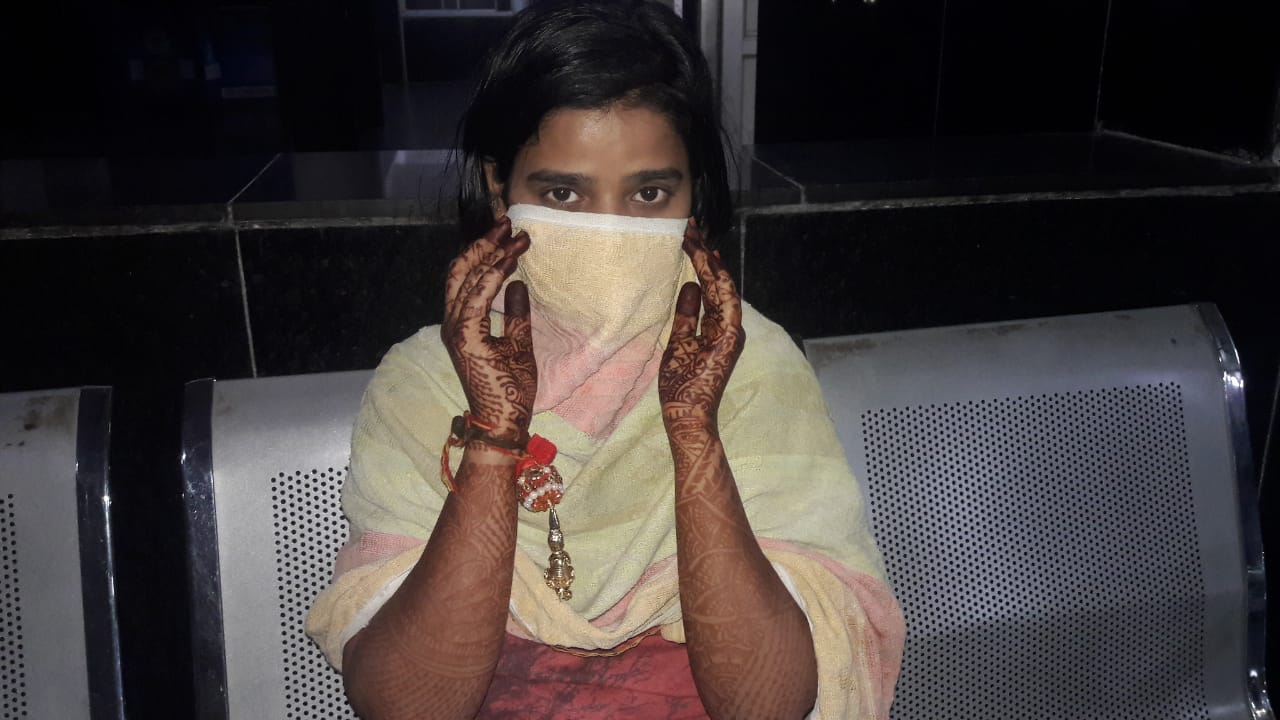 शादी के चंद घंटे पहले ही घर में घुस गए बदमाश, दुल्हन ने की पकड़ने की कोशिश, बदमाशों ने मारा चौकी । Rewa News शादी के चंद घंटे पहले ही घर में घुस गए बदमाश, दुल्हन ने की पकड़ने की कोशिश, बदमाशों ने मारा चौकी । Rewa News