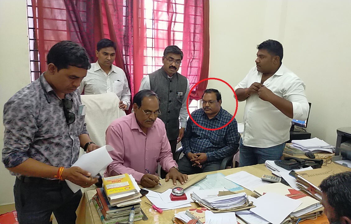 रीवा: Firms & Society का सहायक पंजीयक डी आर बसंत रंगे हांथों रिश्वत लेते पकड़ा गया, लोकायुक्त टीम ने की कार्रवाई
