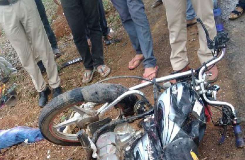 जीप ने बाइक को टक्कर मारी, बाइक सवार युवक की मौत, दो गंभीर : REWA NEWS