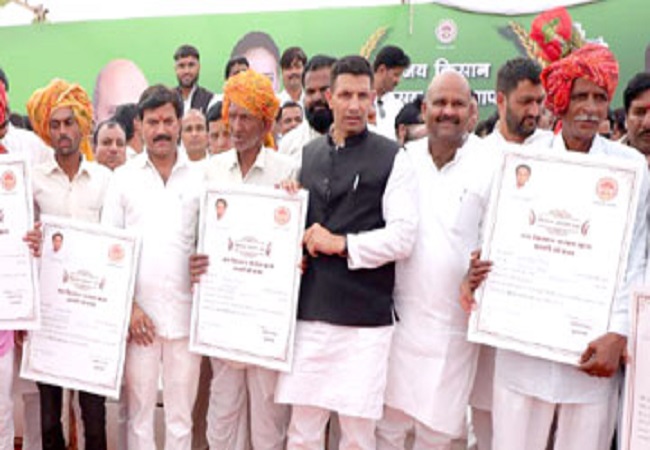 मंत्री जीतू पटवारी ने उज्जैन जिले में 62 हजार किसानों के 211 करोड़ के ऋण माफ किये गये मंत्री जीतू पटवारी ने उज्जैन जिले में 62 हजार किसानों के 211 करोड़ के ऋण माफ किये गये