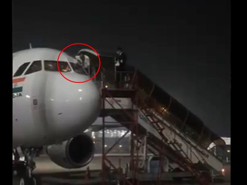 Coronavirus: Delhi-Pune Flight में संदिग्ध के छींक की वजह से विमान से कूद गया पायलट, Video वायरल