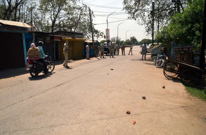 रीवा में लॉकडाउन तोड़ पुलिसकर्मियों पर असामाजिक तत्वों ने पत्थर बरसाए, पुलिस ने डंडा लेकर आवारा युवकों को खदेड़ा तो...